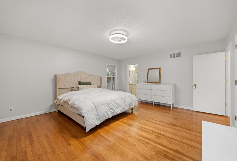 5330 WALNUT GROVE RD, Memphis, Tennessee 38120, 4 Bedrooms Bedrooms, 8 Rooms Rooms,3.1 BathroomsBathrooms,Residential,For Sale,WALNUT GROVE,10212772