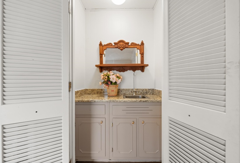 5330 WALNUT GROVE RD, Memphis, Tennessee 38120, 4 Bedrooms Bedrooms, 8 Rooms Rooms,3.1 BathroomsBathrooms,Residential,For Sale,WALNUT GROVE,10212772