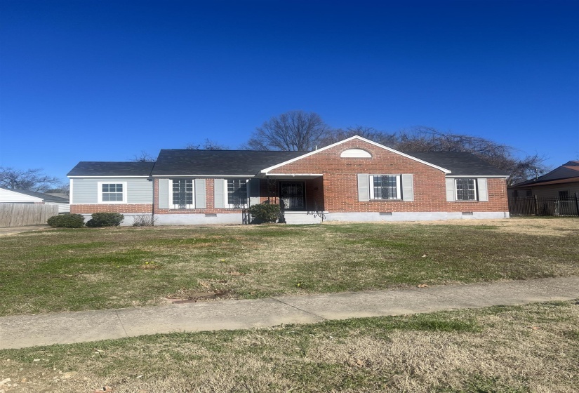 Ranch-style home with brick siding and crawl space
