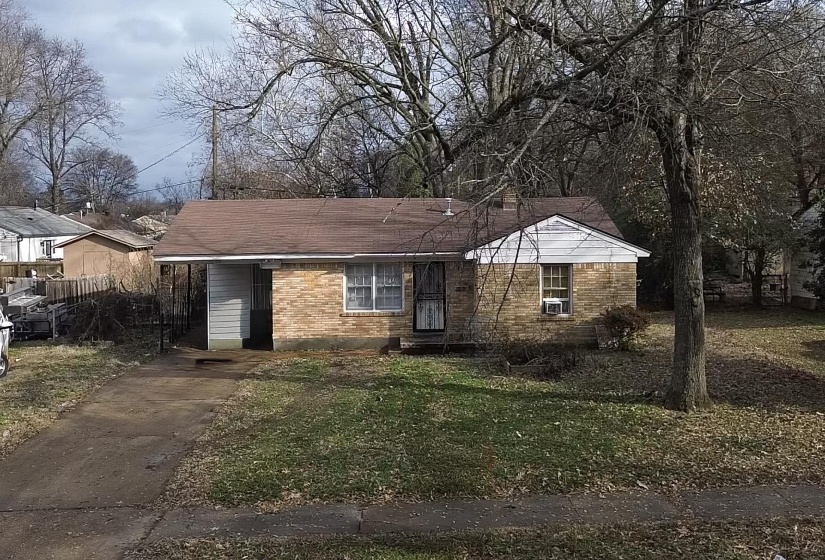 View of front of home featuring a front lawn and concrete driveway
