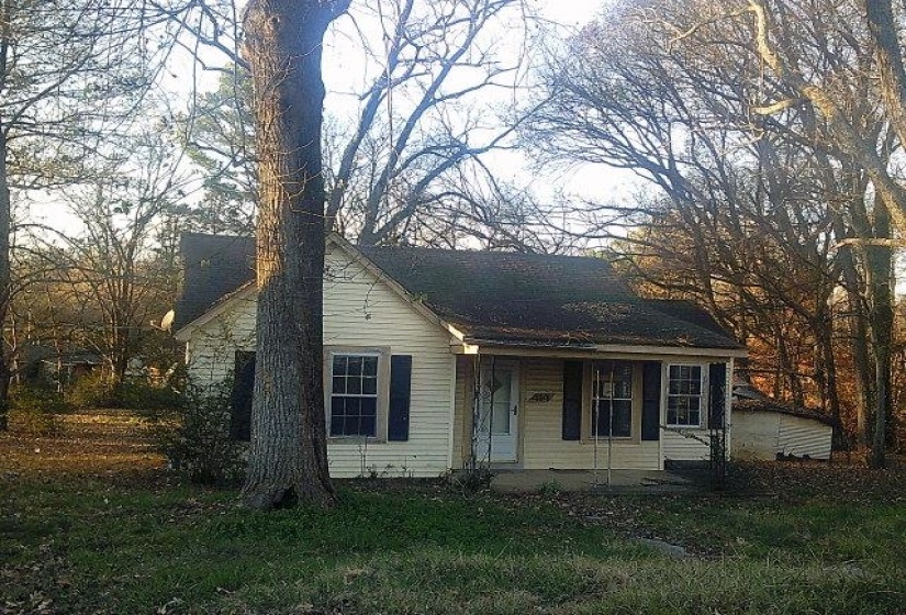 View of front of property featuring a front yard and covered porch
