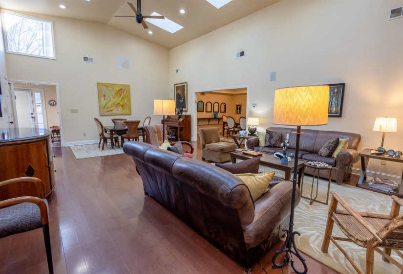 510 BERKELEY SQ, Memphis, Tennessee 38120, 6 Bedroom Bedrooms, 14 Room Rooms,5.1 BathroomBathrooms,Residential,For Sale,BERKELEY,0,10213020