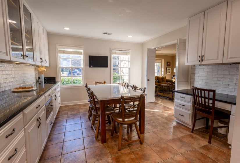 510 BERKELEY SQ, Memphis, Tennessee 38120, 6 Bedroom Bedrooms, 14 Room Rooms,5.1 BathroomBathrooms,Residential,For Sale,BERKELEY,0,10213020