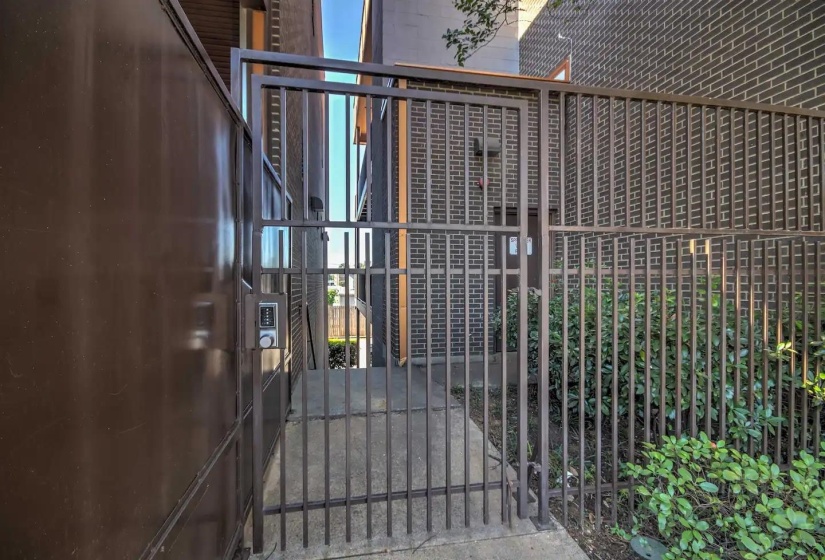 449 MONROE AVE, Memphis, Tennessee 38103, 2 Bedroom Bedrooms, 4 Room Rooms,2.1 BathroomBathrooms,Residential,For Sale,MONROE,0,10213037