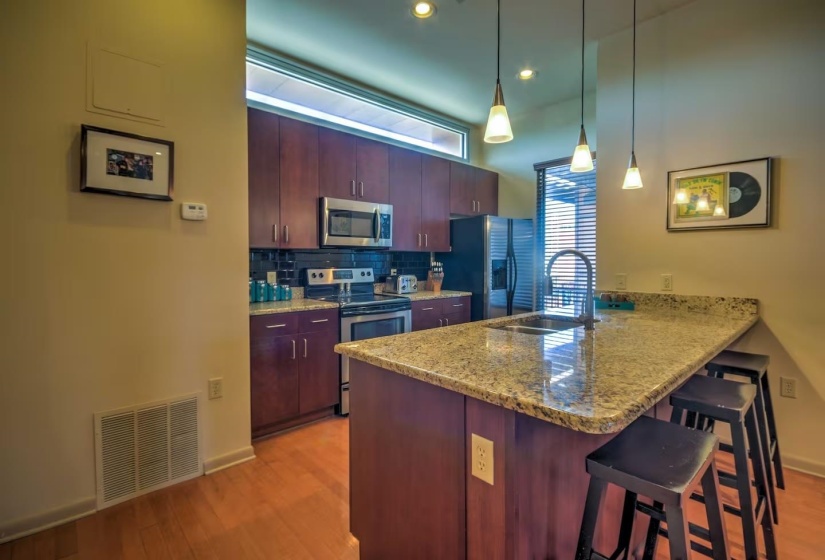 449 MONROE AVE, Memphis, Tennessee 38103, 2 Bedroom Bedrooms, 4 Room Rooms,2.1 BathroomBathrooms,Residential,For Sale,MONROE,0,10213037