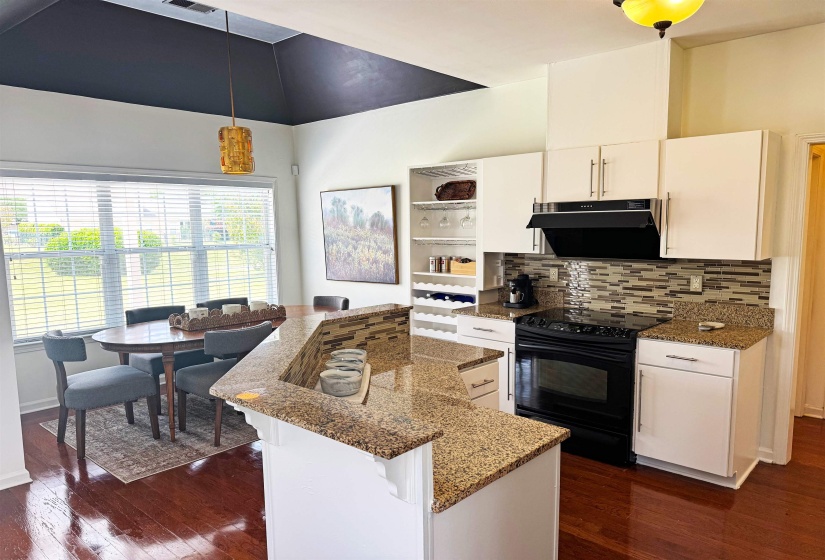 5524 FOUNTAIN BAY DR, Memphis, Tennessee 38120, 4 Bedrooms Bedrooms, 7 Rooms Rooms,2.1 BathroomsBathrooms,Residential,For Sale,FOUNTAIN BAY,10213060