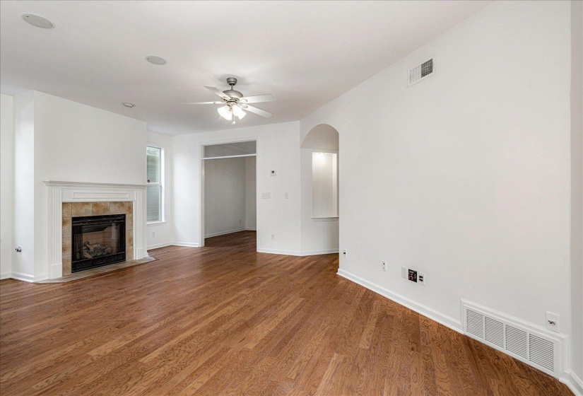 275 ISLAND VILLAGE DR, Memphis, Tennessee 38103, 4 Bedrooms Bedrooms, 7 Rooms Rooms,2.1 BathroomsBathrooms,Residential,For Sale,ISLAND VILLAGE,10213142