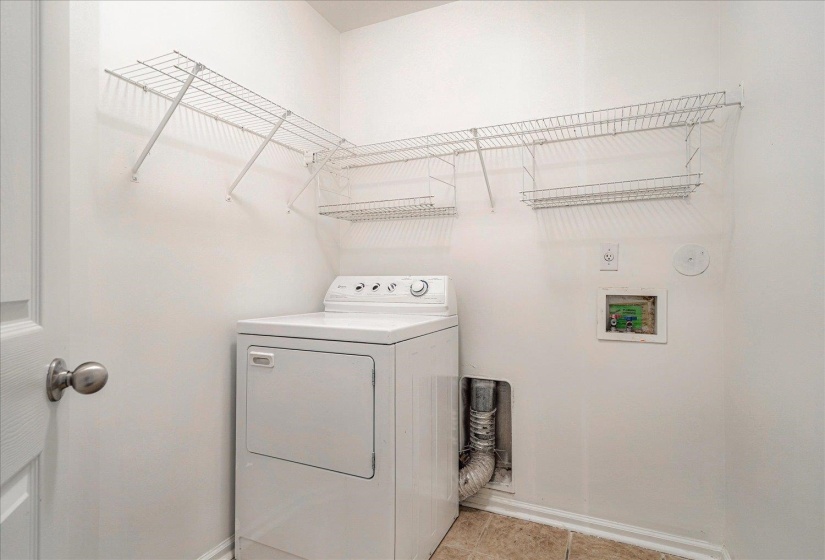 Laundry room with washer / clothes dryer and light tile patterned floors