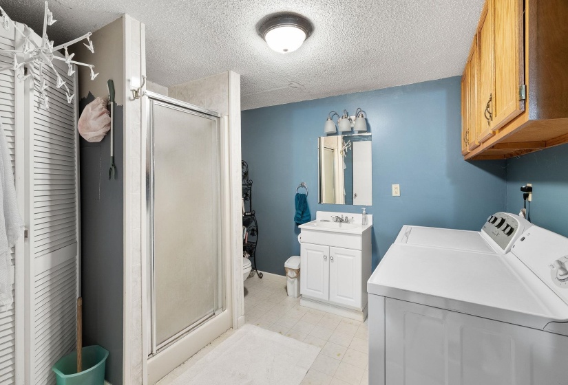 Laundry area featuring washing machine and dryer and a textured ceiling