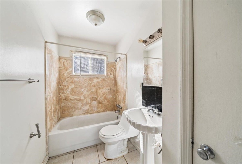 1821 DALE LAVERN RD, Memphis, Tennessee 38116, 5 Bedrooms Bedrooms, 7 Rooms Rooms,2 BathroomsBathrooms,Residential,For Sale,DALE LAVERN,10213306