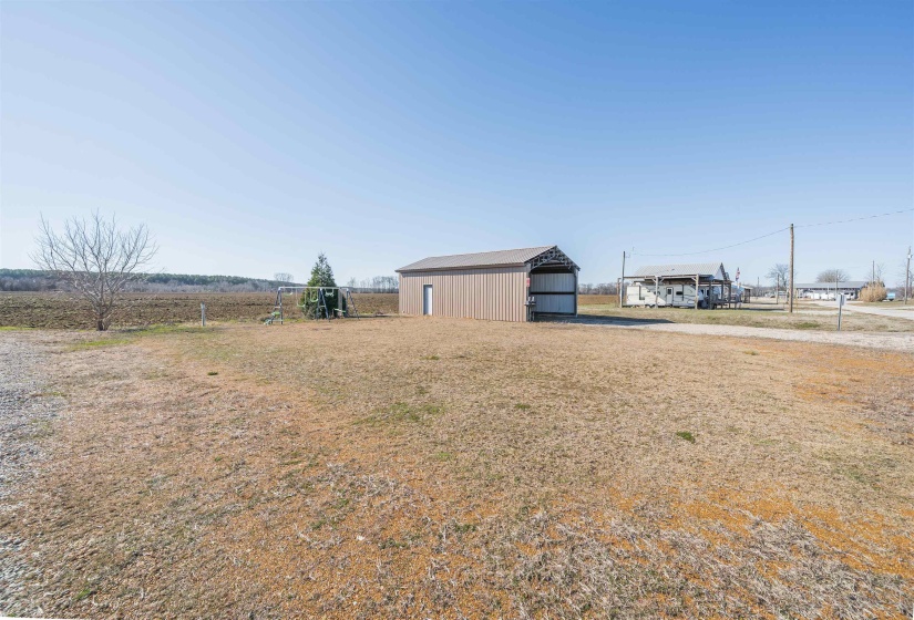 View of yard featuring an outbuilding