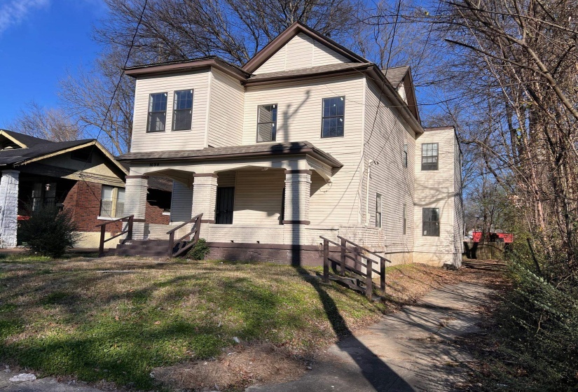 View of front of house featuring a porch
