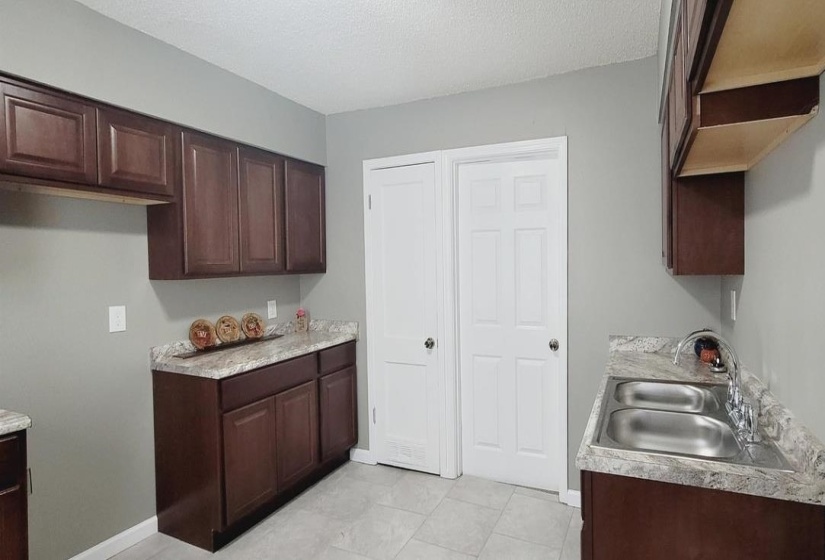 1902 FARRINGTON ST, Memphis, Tennessee 38109, 4 Bedrooms Bedrooms, 6 Rooms Rooms,2 BathroomsBathrooms,Residential,For Sale,FARRINGTON,10213641