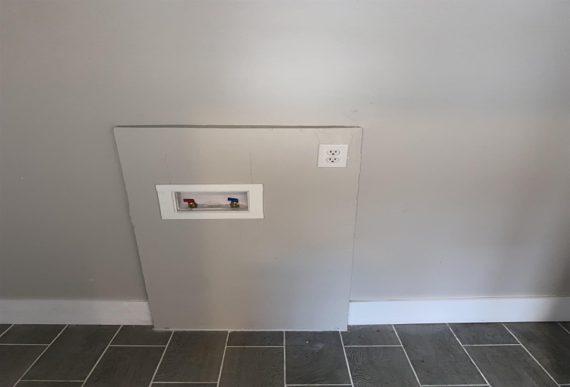 Laundry area featuring washer hookup and baseboards