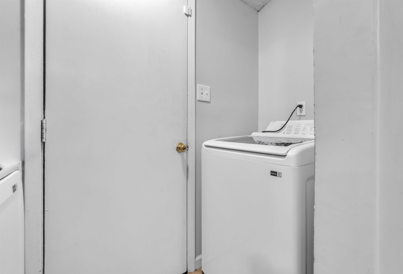 Laundry area with washer / clothes dryer