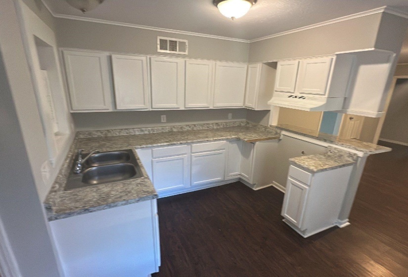 556 MELTON AVE, Memphis, Tennessee 38109, 4 Bedrooms Bedrooms, 7 Rooms Rooms,1.1 BathroomsBathrooms,Residential,For Sale,MELTON,10213688