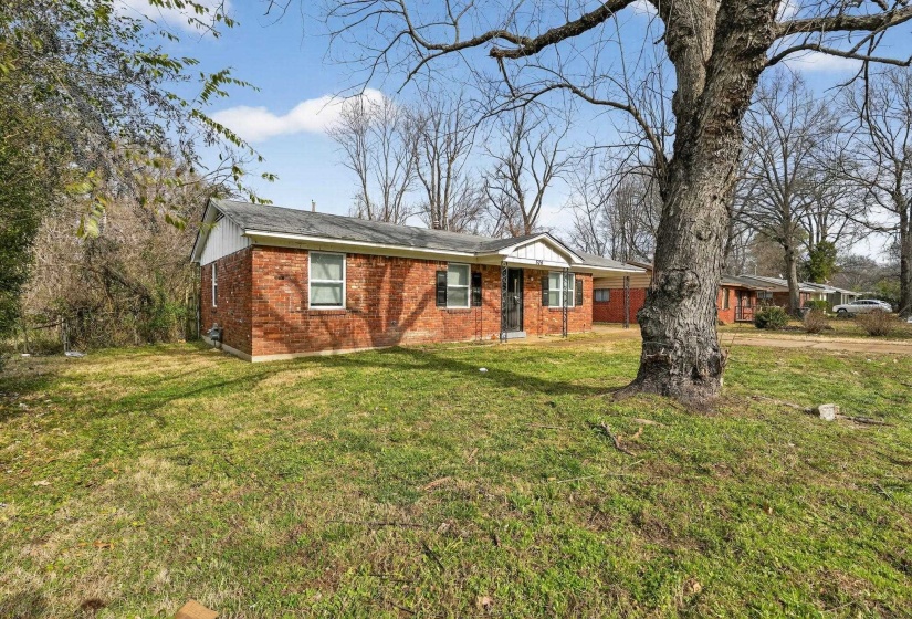 Ranch-style house featuring brick siding, a front yard, and a shingled roof