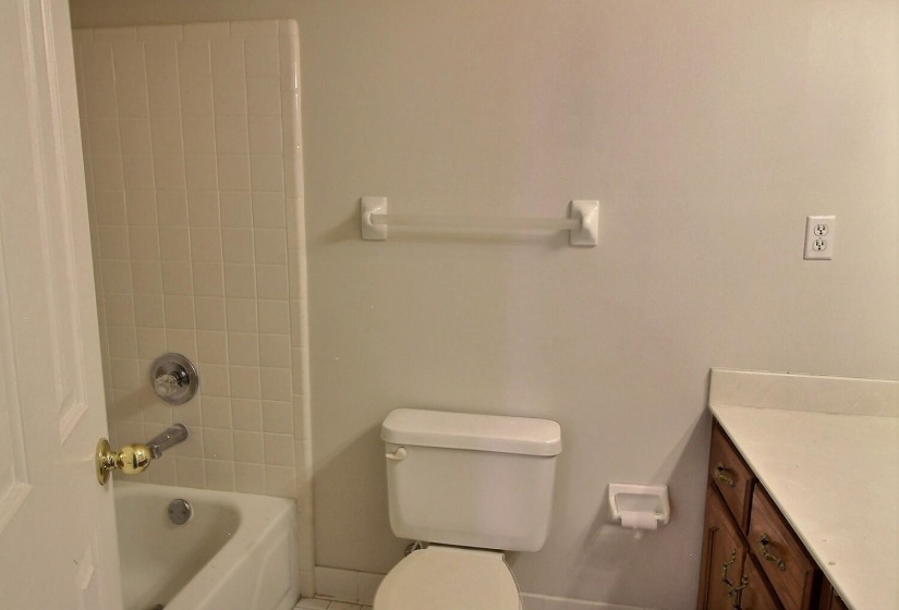 Full bath with vanity and shower / tub combination