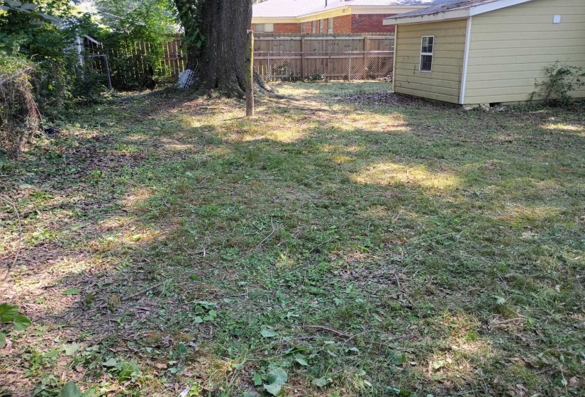 View of yard with an outdoor structure