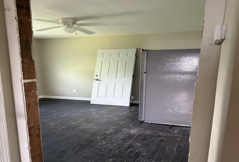 Spare room with dark wood-style flooring and a ceiling fan