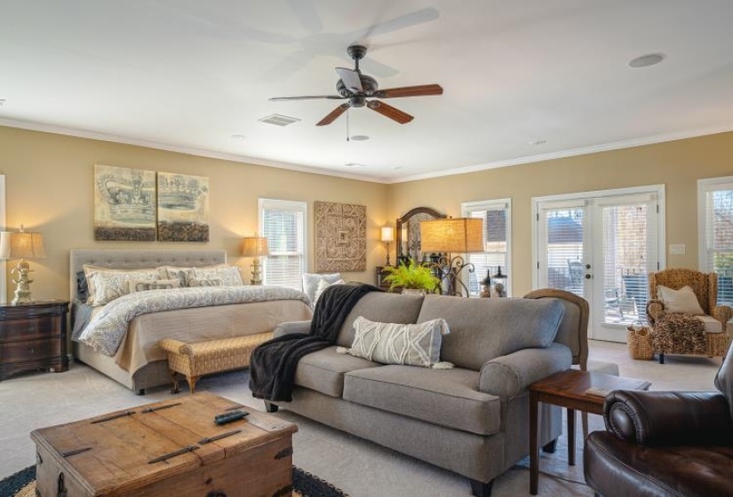 featuring access to exterior BALCONY crown molding, visible vents, light carpet, and ceiling fan