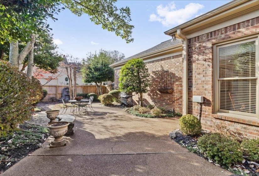 7999 WILLOW BROOK RD, Germantown, Tennessee 38138, 3 Bedrooms Bedrooms, 8 Rooms Rooms,3.1 BathroomsBathrooms,Residential,For Sale,WILLOW BROOK,10211814