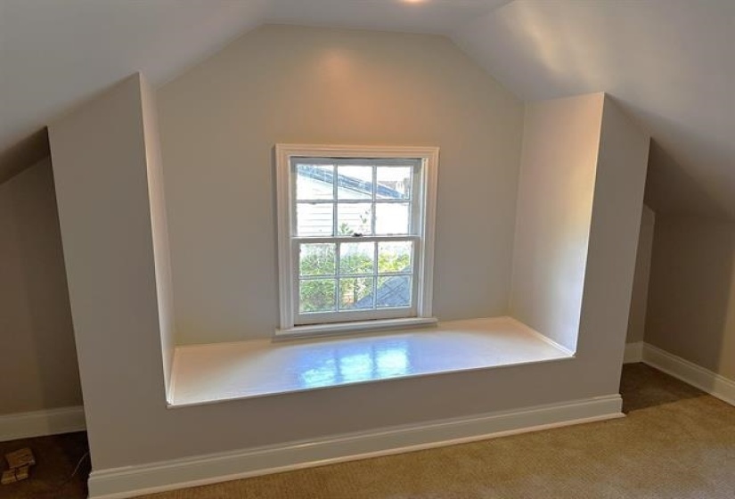 Bonus room featuring vaulted ceiling and carpet floors