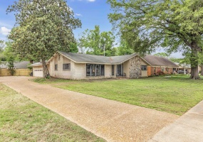 5737 BUXBRIAR AVE, Memphis, Tennessee 38120, 4 Bedrooms Bedrooms, 8 Rooms Rooms,2.1 BathroomsBathrooms,Residential,For Sale,BUXBRIAR,10195390