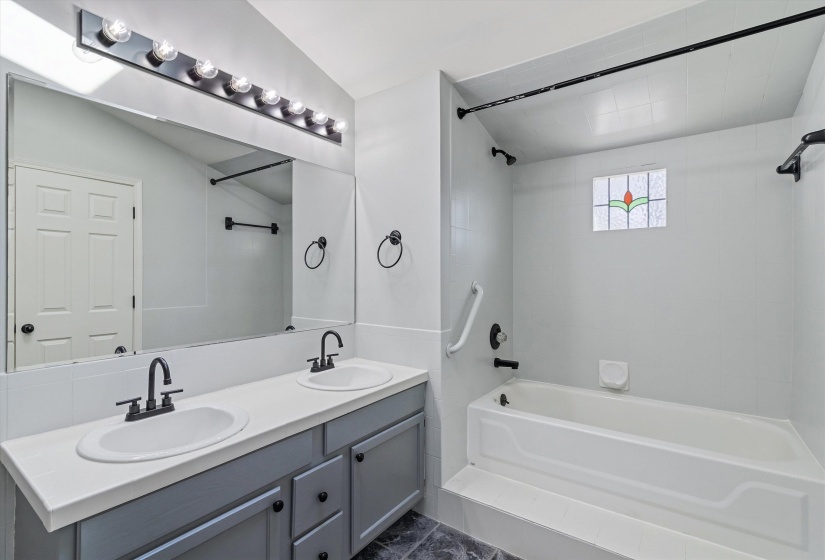4009 WALNUT GROVE RD, Memphis, Tennessee 38117, 4 Bedrooms Bedrooms, 13 Rooms Rooms,3.1 BathroomsBathrooms,Residential,For Sale,WALNUT GROVE,10213535