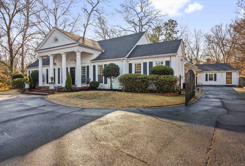 4009 WALNUT GROVE RD, Memphis, Tennessee 38117, 4 Bedrooms Bedrooms, 13 Rooms Rooms,3.1 BathroomsBathrooms,Residential,For Sale,WALNUT GROVE,10213535