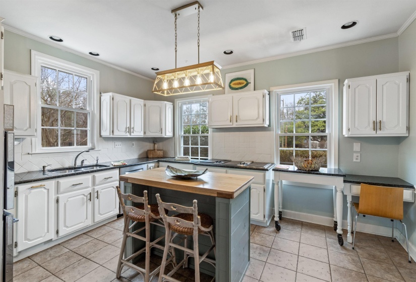 4009 WALNUT GROVE RD, Memphis, Tennessee 38117, 4 Bedrooms Bedrooms, 13 Rooms Rooms,3.1 BathroomsBathrooms,Residential,For Sale,WALNUT GROVE,10213535