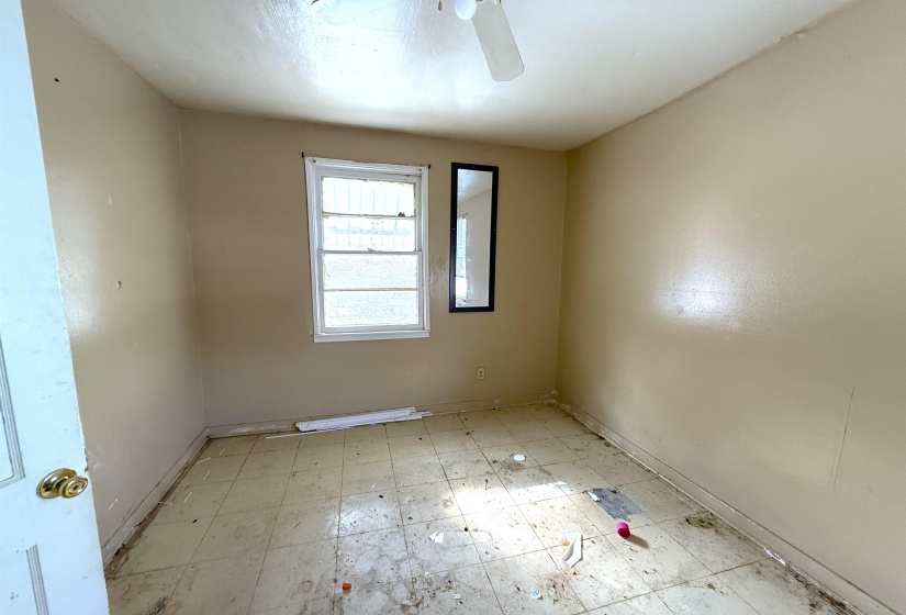 Unfurnished room with light flooring and ceiling fan