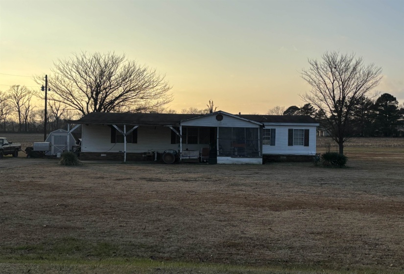 Manufactured / mobile home with a sunroom and a shed