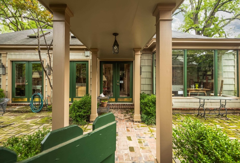 1643 VINTON AVE, Memphis, Tennessee 38104, 3 Bedroom Bedrooms, 8 Room Rooms,3 BathroomBathrooms,Residential,For Sale,VINTON,0,10214133
