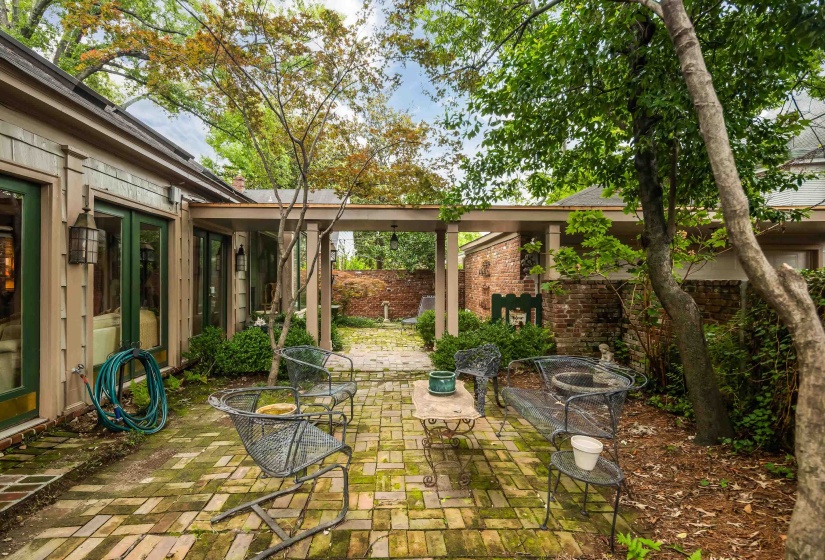 1643 VINTON AVE, Memphis, Tennessee 38104, 3 Bedroom Bedrooms, 8 Room Rooms,3 BathroomBathrooms,Residential,For Sale,VINTON,0,10214133