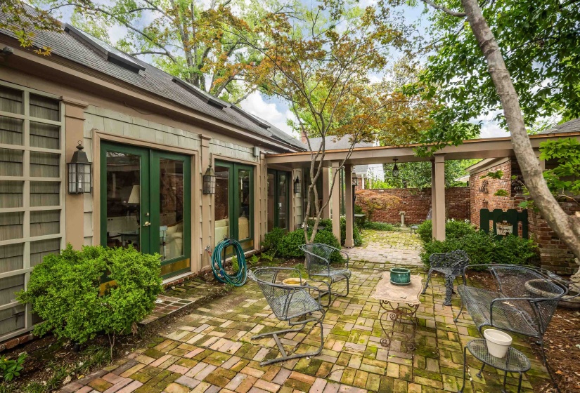1643 VINTON AVE, Memphis, Tennessee 38104, 3 Bedroom Bedrooms, 8 Room Rooms,3 BathroomBathrooms,Residential,For Sale,VINTON,0,10214133
