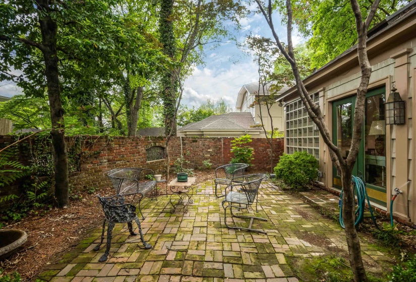 1643 VINTON AVE, Memphis, Tennessee 38104, 3 Bedroom Bedrooms, 8 Room Rooms,3 BathroomBathrooms,Residential,For Sale,VINTON,0,10214133