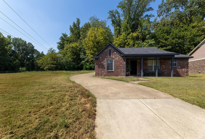 Ranch-style house with a front lawn, a porch, and brick siding