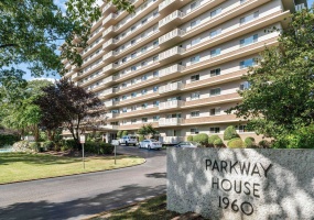 1960 PARKWAY AVE, Memphis, Tennessee 38112, 2 Bedrooms Bedrooms, 5 Rooms Rooms,2 BathroomsBathrooms,Residential,For Sale,PARKWAY,10209901