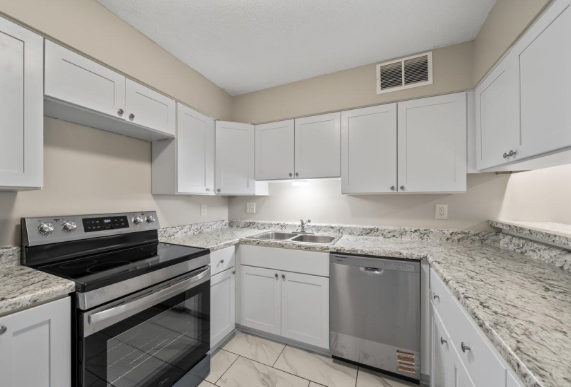2060 ROMFORD LN, Memphis, Tennessee 38119, 3 Bedroom Bedrooms, 7 Room Rooms,2.1 BathroomBathrooms,Residential,For Sale,ROMFORD,0,10216361