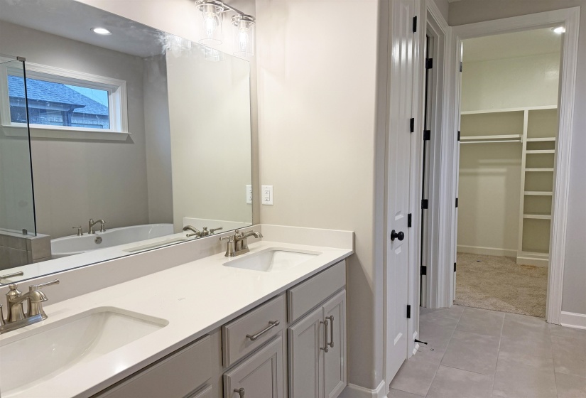 275 VALLEYVIEW LN, Oakland, Tennessee 38060, 4 Bedroom Bedrooms, 9 Room Rooms,3 BathroomBathrooms,Residential,For Sale,VALLEYVIEW,0,10208371