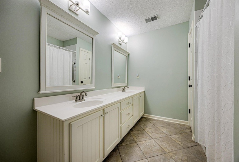 8193 KIMBROOK DR, Germantown, Tennessee 38138, 4 Bedroom Bedrooms, 8 Room Rooms,3.1 BathroomBathrooms,Residential,For Sale,KIMBROOK,0,10216498