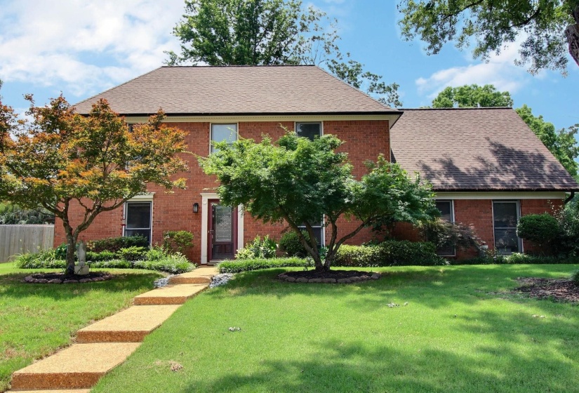 647 WINLAWN DR, Collierville, Tennessee 38017, 4 Bedrooms Bedrooms, 8 Rooms Rooms,2.1 BathroomsBathrooms,Residential,For Sale,WINLAWN,10216576