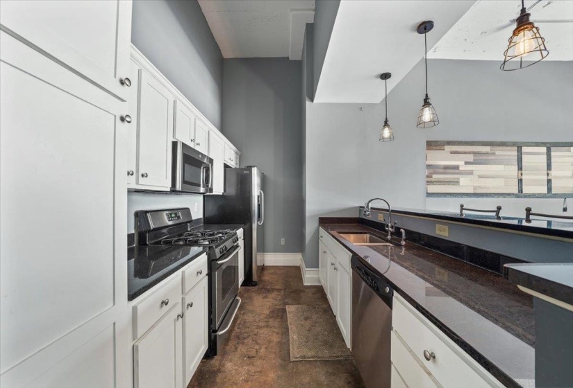 648 RIVERSIDE DR, Memphis, Tennessee 38103, 2 Bedrooms Bedrooms, 4 Rooms Rooms,2 BathroomsBathrooms,Residential,For Sale,RIVERSIDE,10216808