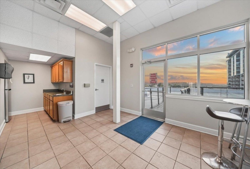 Common area includes tables and kitchenette