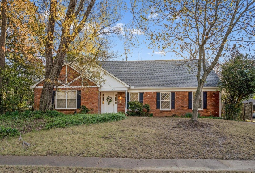 130 GREENBRIAR DR, Memphis, Tennessee 38117, 4 Bedroom Bedrooms, 8 Room Rooms,2.1 BathroomBathrooms,Residential,For Sale,GREENBRIAR,0,10216817