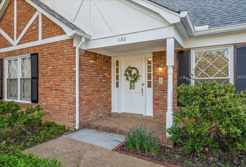 130 GREENBRIAR DR, Memphis, Tennessee 38117, 4 Bedroom Bedrooms, 8 Room Rooms,2.1 BathroomBathrooms,Residential,For Sale,GREENBRIAR,0,10216817