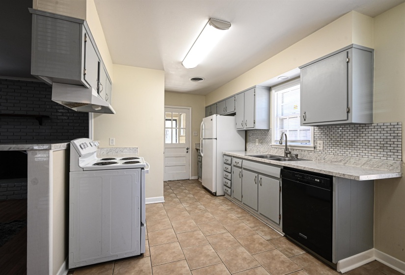5585 MILFORD RD, Memphis, Tennessee 38120, 4 Bedrooms Bedrooms, 9 Rooms Rooms,2 BathroomsBathrooms,Residential,For Sale,MILFORD,10216976