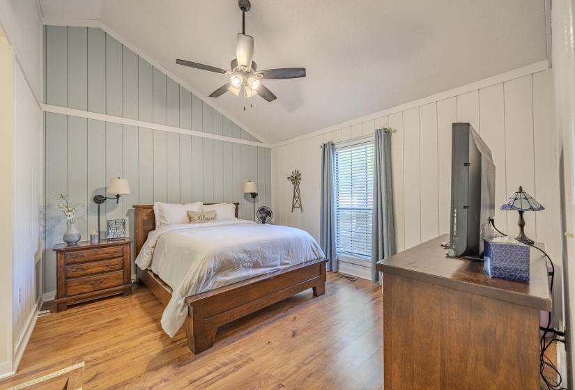 Vaulted ceiling featuring a ceiling fan with integrated lighting