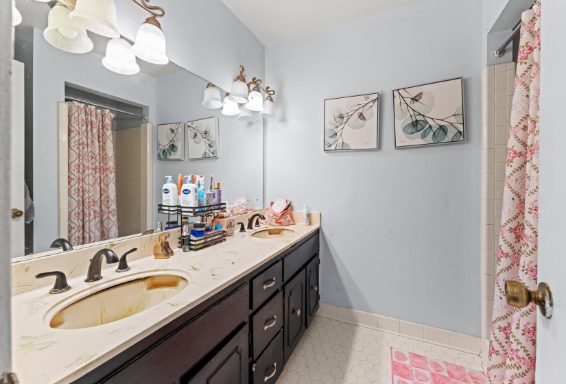 2593 LANRICK CV, Memphis, Tennessee 38119, 4 Bedrooms Bedrooms, 9 Rooms Rooms,2.1 BathroomsBathrooms,Residential,For Sale,LANRICK,10217099
